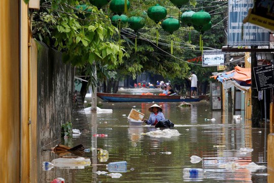 Hình ảnh lũ lụt miền Trung ngập tràn báo chí nước ngoài - Ảnh 13. Hình ảnh lũ lụt miền Trung ngập tràn báo chí nước ngoài - Ảnh 13.