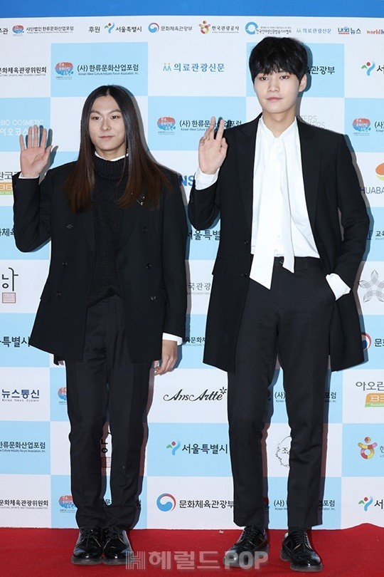 Kim So Hyun tăng cân vẫn xinh, Á hậu Hàn và ca sĩ sexy vô danh gây sốc vì trang điểm lố trên thảm đỏ - Ảnh 13.