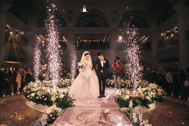 Đám cưới sang chảnh với 10.000 bông hoa tươi và váy đính 5.000 viên pha lê của cô dâu xinh đẹp ở Hà Nội - Ảnh 13.