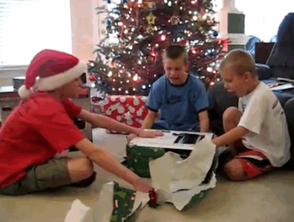 14 khoảnh khắc vui sướng của trẻ con khi được nhận quà Giáng Sinh - Ảnh 23.