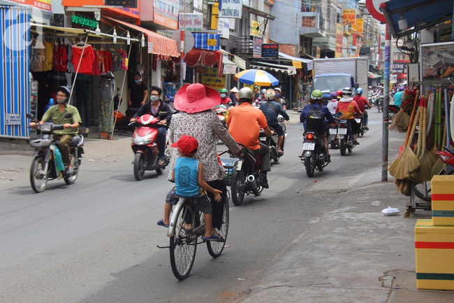 Người mẹ bán vé số vừa thất lạc đứa con út 3 tuổi đang mưu sinh nuôi 11 đứa con giữa Sài Gòn - Ảnh 14.