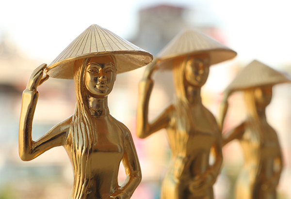 Đại gia chi hơn 800 triệu mua 4 bông hồng đúc vàng nguyên khối tặng bạn gái dịp 8/3 - Ảnh 14. Đại gia chi hơn 800 triệu mua 4 bông hồng đúc vàng nguyên khối tặng bạn gái dịp 8/3 - Ảnh 14.