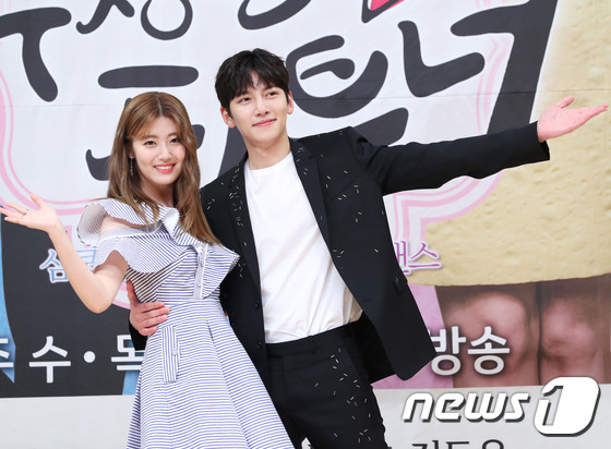 30 tuổi rồi Ji Chang Wook vẫn hớn, Nam Ji Hyun lột x&aacute;c ho&agrave;n to&agrave;n với v&aacute;y lấp l&oacute; ngực - Ảnh 12.