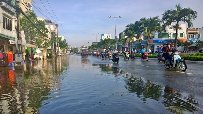 Triều cường dâng cao kỉ lục, TP Cần Thơ “biến thành sông” - Ảnh 19.