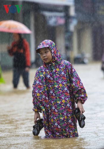  Người dân Huế chèo thuyền, đánh cá trên đường phố trong ngày mưa lũ - Ảnh 14.