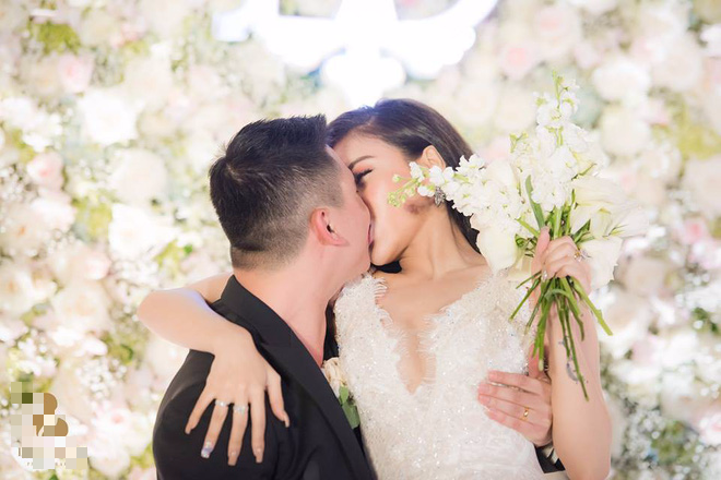Đám cưới sang chảnh với 10.000 bông hoa tươi và váy đính 5.000 viên pha lê của cô dâu xinh đẹp ở Hà Nội - Ảnh 14.