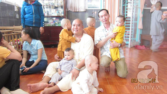 Lùm xùm vụ trục lợi tiền ủng hộ bé bị não úng thủy chữa trị tại Singapore, tình nguyện viên và sư thầy lên tiếng - Ảnh 15.