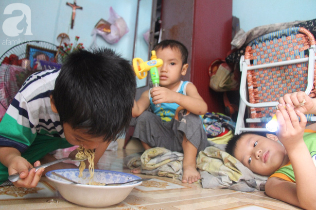 Người mẹ bán vé số vừa thất lạc đứa con út 3 tuổi đang mưu sinh nuôi 11 đứa con giữa Sài Gòn - Ảnh 15. Người mẹ bán vé số vừa thất lạc đứa con út 3 tuổi đang mưu sinh nuôi 11 đứa con giữa Sài Gòn - Ảnh 15.