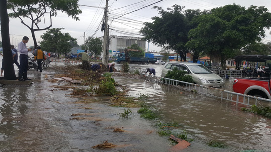 Mưa lớn, nhiều nơi ở Đồng Nai và Bà Rịa - Vũng Tàu ngập nặng - Ảnh 15.