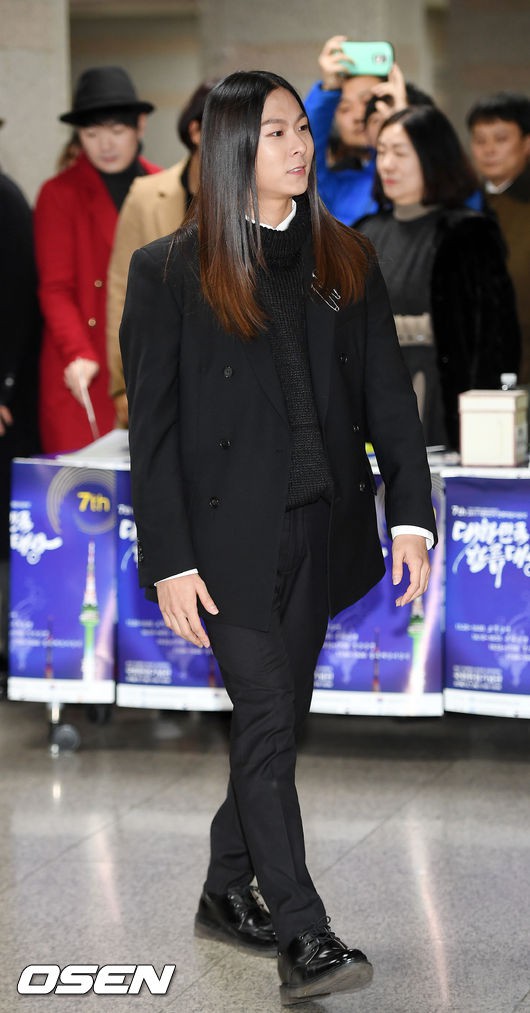 Kim So Hyun tăng cân vẫn xinh, Á hậu Hàn và ca sĩ sexy vô danh gây sốc vì trang điểm lố trên thảm đỏ - Ảnh 15.
