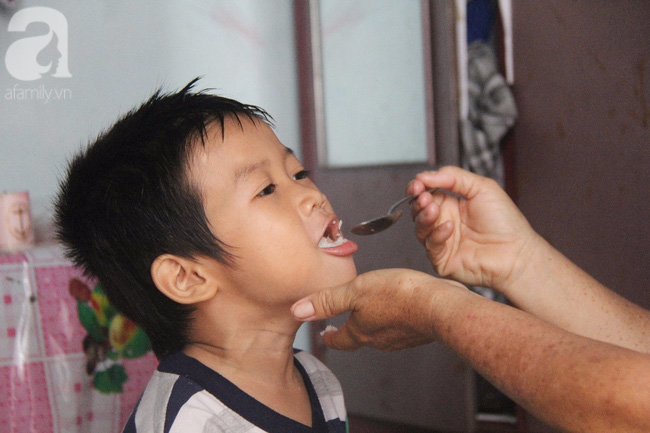 Người mẹ bán vé số vừa thất lạc đứa con út 3 tuổi đang mưu sinh nuôi 11 đứa con giữa Sài Gòn - Ảnh 16. Người mẹ bán vé số vừa thất lạc đứa con út 3 tuổi đang mưu sinh nuôi 11 đứa con giữa Sài Gòn - Ảnh 16.