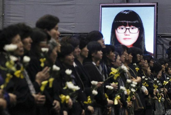 Loạt hình ám ảnh trong thảm kịch chìm phà Sewol cướp đi sinh mạng của gần 300 học sinh ở Hàn Quốc 3 năm trước - Ảnh 21.