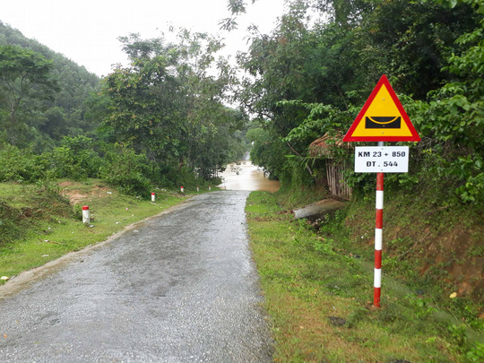 Cận cảnh Bắc Trung Bộ ch&igrave;m trong mưa lũ - Ảnh 16.