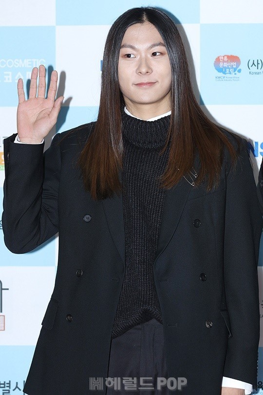 Kim So Hyun tăng cân vẫn xinh, Á hậu Hàn và ca sĩ sexy vô danh gây sốc vì trang điểm lố trên thảm đỏ - Ảnh 16. Kim So Hyun tăng cân vẫn xinh, Á hậu Hàn và ca sĩ sexy vô danh gây sốc vì trang điểm lố trên thảm đỏ - Ảnh 16.