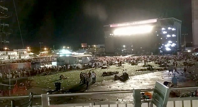 Bức ảnh gây chấn động sau thảm kịch xả súng ở Las Vegas: Cả khoảng sân đầy thi thể các nạn nhân xấu số - Ảnh 2.