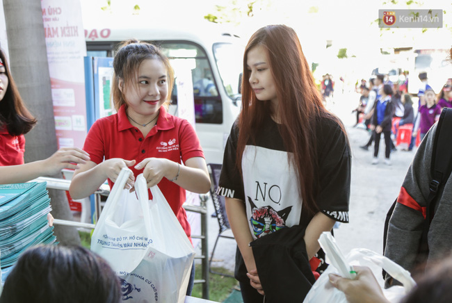 Hàng nghìn bạn trẻ Hà Nội - Sài Gòn hào hứng tham gia hiến máu nhân đạo trong ngày Chủ nhật Đỏ - Ảnh 27.