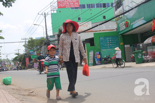 Người mẹ bán vé số vừa thất lạc đứa con út 3 tuổi đang mưu sinh nuôi 11 đứa con giữa Sài Gòn - Ảnh 18.