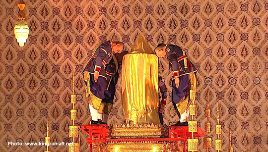 Thái Lan: Thi hài cố quốc vương được đưa vào tháp hỏa táng - Ảnh 19.