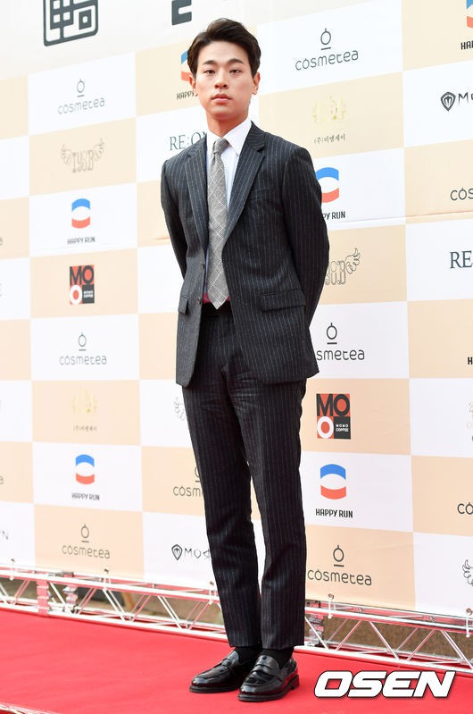 Thảm đỏ Liên hoan phim: Em trai Kim Tae Hee tái xuất, Phạm Băng Băng Hàn Quốc diện đầm khó hiểu bên Eunjung - Ảnh 18.