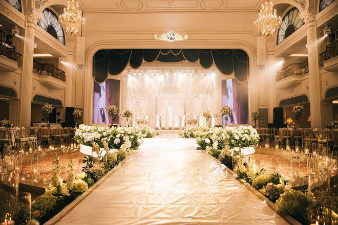 Đám cưới sang chảnh với 10.000 bông hoa tươi và váy đính 5.000 viên pha lê của cô dâu xinh đẹp ở Hà Nội - Ảnh 18.