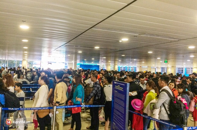 Chùm ảnh: Cận Tết, biển người vật vã hàng tiếng đồng hồ chờ check in ở sân bay Tân Sơn Nhất - Ảnh 12.