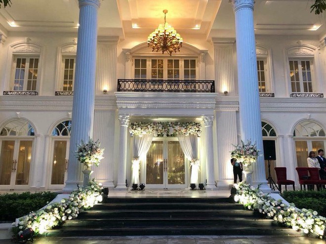 Đám cưới sang chảnh với 10.000 bông hoa tươi và váy đính 5.000 viên pha lê của cô dâu xinh đẹp ở Hà Nội - Ảnh 19.