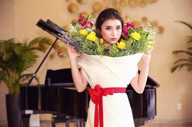 Năm 2017, Ngọc Trinh xứng đáng là Nữ hoàng váy nhái của showbiz Việt - Ảnh 19. Năm 2017, Ngọc Trinh xứng đáng là Nữ hoàng váy nhái của showbiz Việt - Ảnh 19.