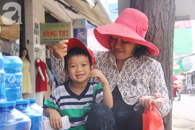 Người mẹ bán vé số vừa thất lạc đứa con út 3 tuổi đang mưu sinh nuôi 11 đứa con giữa Sài Gòn - Ảnh 20.