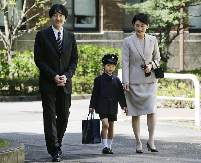 Hai ngôi trường đối lập hoàn toàn mà công chúa, hoàng tử bé của Nhật theo học - Ảnh 20.