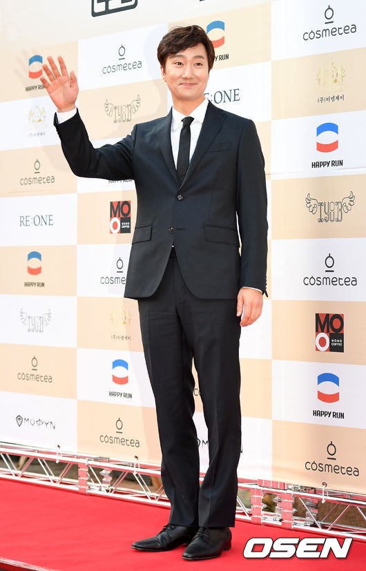 Thảm đỏ Liên hoan phim: Em trai Kim Tae Hee tái xuất, Phạm Băng Băng Hàn Quốc diện đầm khó hiểu bên Eunjung - Ảnh 20.