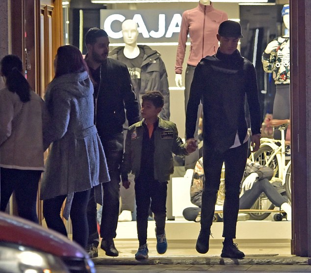 Bố con Ronaldo lên đồ xuống phố mua túi tặng bạn gái Georgina - Ảnh 3.