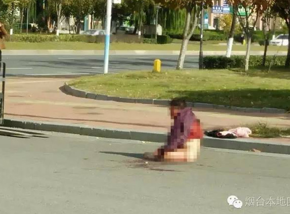 Ai cũng phẫn uất khi nh&igrave;n những h&igrave;nh ảnh con c&aacute;i h&agrave;nh hạ mẹ gi&agrave; d&atilde; man thế n&agrave;y - Ảnh 3.