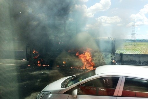 Xe khách bốc cháy dữ dội trên cao tốc Trung Lương - Ảnh 2.