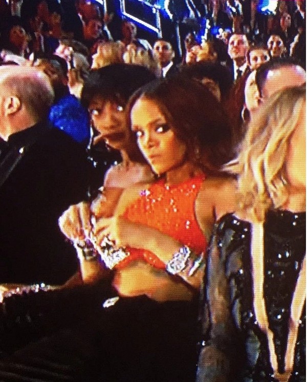 Th&aacute;i độ bất thường, Rihanna bị nghi sử dụng chất k&iacute;ch th&iacute;ch khi xem Grammy? - Ảnh 3.