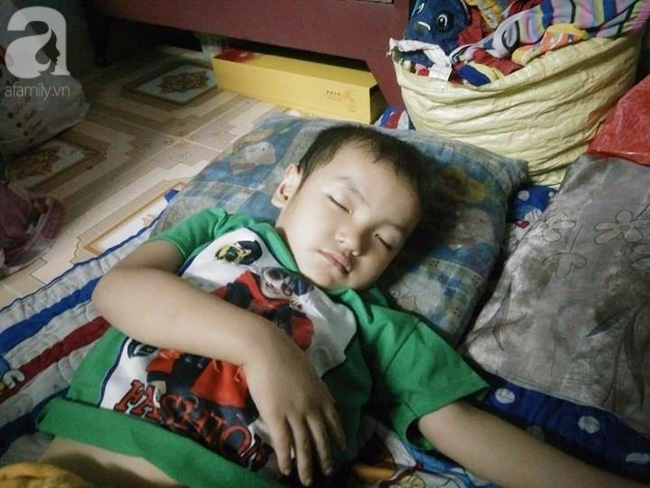 Mẹ bán vé số òa khóc khi tìm thấy con trai 3 tuổi đi lạc sau nhiều giờ đồng hồ trong đêm - Ảnh 3.