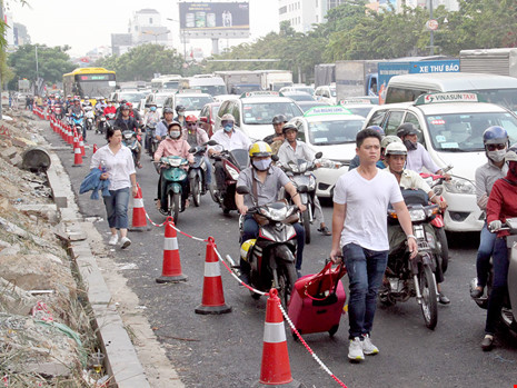 Kẹt xe ở Tân Sơn Nhất, khách bỏ xe chạy bộ vì sợ trễ - Ảnh 3.