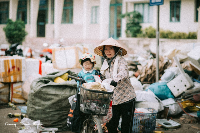 Sự thật về bộ ảnh Mẹ con đồng nát khiến ngàn người rung động - Ảnh 3.