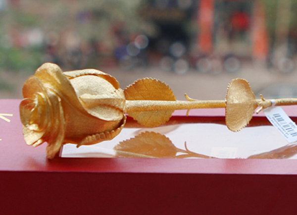 Đại gia chi hơn 800 triệu mua 4 bông hồng đúc vàng nguyên khối tặng bạn gái dịp 8/3 - Ảnh 3. Đại gia chi hơn 800 triệu mua 4 bông hồng đúc vàng nguyên khối tặng bạn gái dịp 8/3 - Ảnh 3.