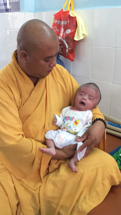 Em bé não úng thủy bị bỏ rơi trước cổng chùa đã ngưng thuốc, không còn khả năng phẫu thuật tại Singapore - Ảnh 3.