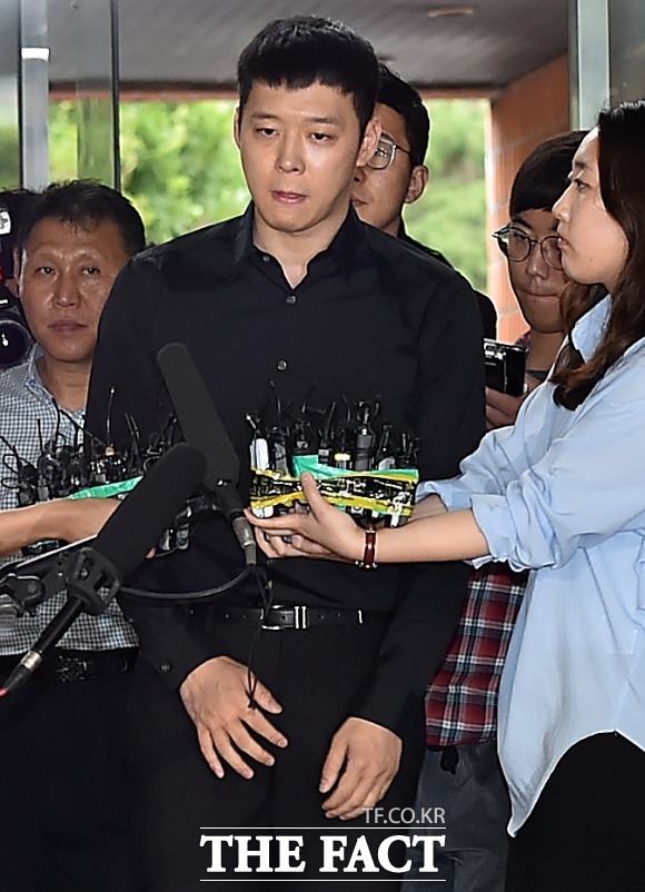 Fan vỡ &ograve;a trong hạnh ph&uacute;c khi Park Yoo Chun được kết luận trắng &aacute;n - Ảnh 3.