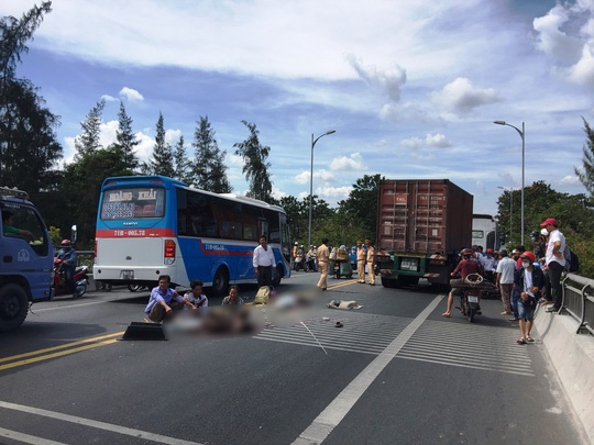 Xe khách đâm xe container, 2 người chết, 4 người bị thương - Ảnh 3.