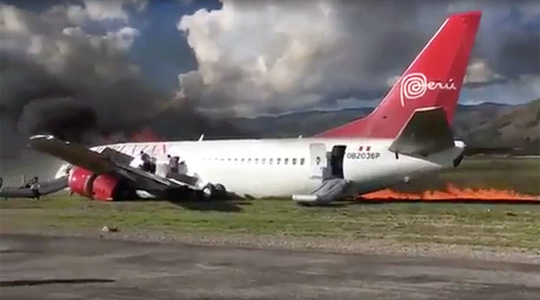 Boeing 737 chở 141 hành khách trượt đường băng, bốc cháy dữ dội - Ảnh 1.