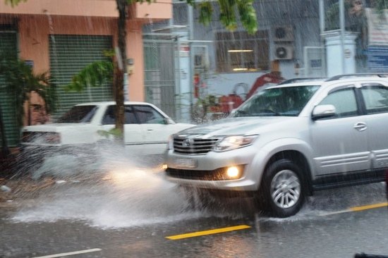 Sài Gòn mưa trái mùa kèm sấm sét, gió giật mạnh - Ảnh 3.