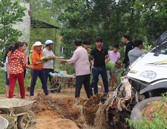 Xe tải lật nhào trên QL1, người dân giúp tài xế thu dọn dưa hấu - Ảnh 3.