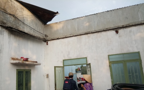 Gia Lai: Mưa đ&aacute; k&egrave;m lốc xo&aacute;y khiến nhiều nh&agrave; tốc m&aacute;i, c&acirc;y đổ ngổn ngang - Ảnh 3.