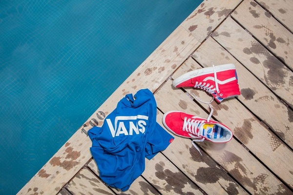 Giới trẻ m&ecirc; gi&agrave;y lại đứng ngồi kh&ocirc;ng y&ecirc;n với BST mới to&agrave;n m&agrave;u ch&oacute;i của Vans - Ảnh 3.