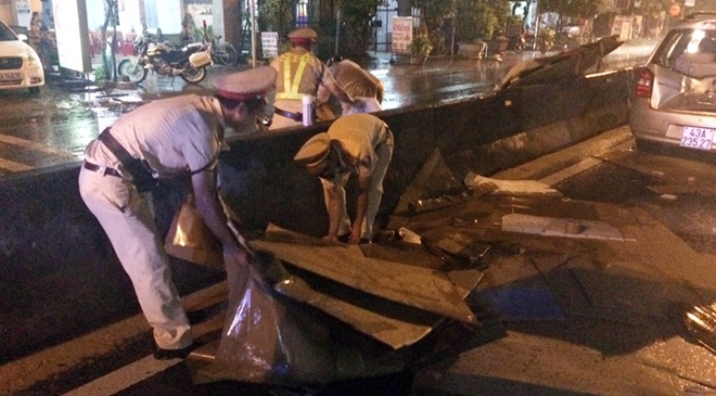 CSGT dầm mưa dọn dẹp thùng giấy cát-tông đổ ra đường gây tai nạn  - Ảnh 3.