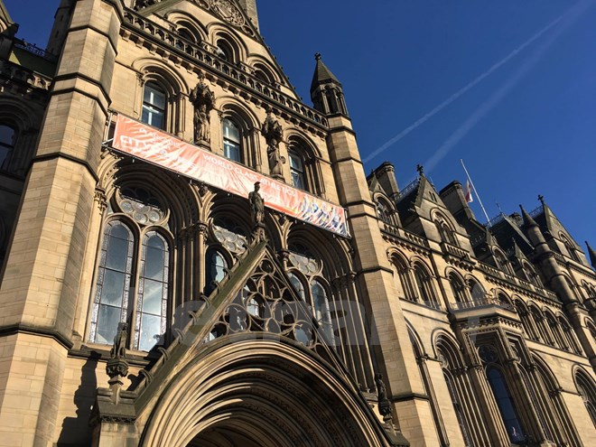 Biển người dự lễ tưởng niệm c&aacute;c nạn nh&acirc;n vụ khủng bố tại Manchester - Ảnh 3.