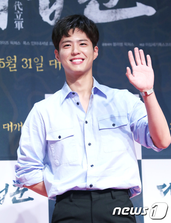 Park Bo Gum diện quần kéo cao đến rốn, Seolhyun xinh đẹp như ma nơ canh ngoài đời thực - Ảnh 3.