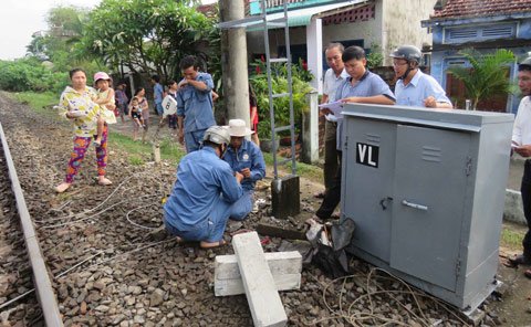 Xe 16 chỗ nằm ngang đường ray, tàu hỏa đâm nát - Ảnh 3.